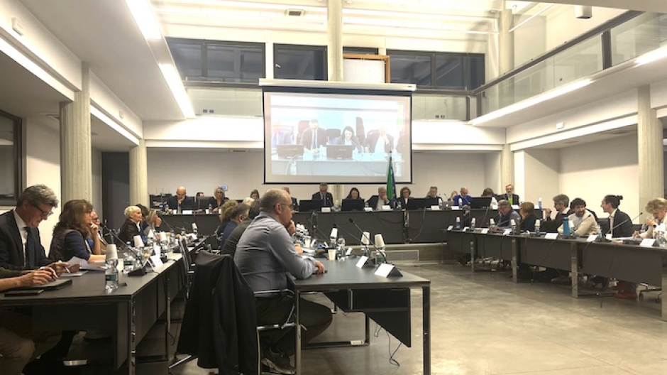 Consiglio comunale ad alta tensione: scontro sul rendiconto e pugno sul banco